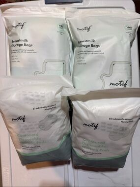 NWT brand new Breastmilk storage bags motif brand & nursing pads